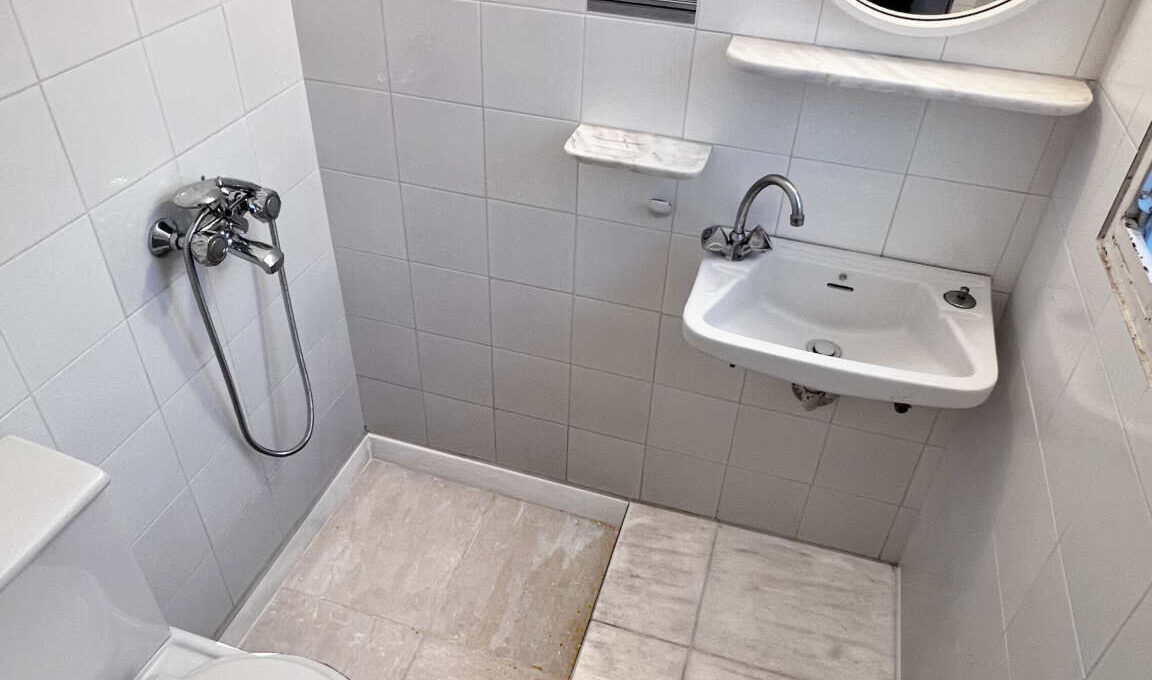 μπροστα σπιτι μπανια