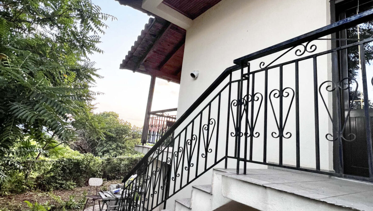 πισω σπιτι εισοδοσ κατω χωρος