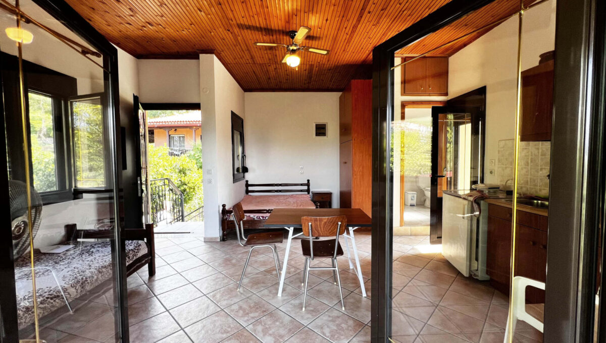 πισω σπιτι οροφος εσωτ 2