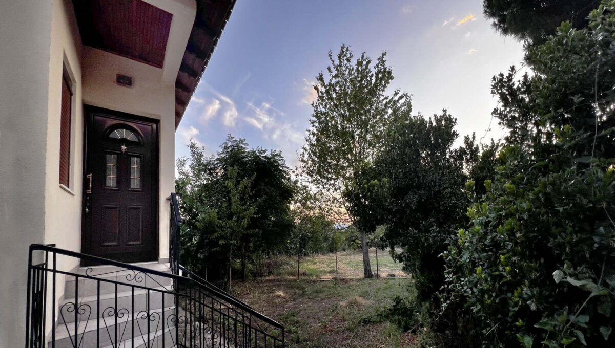 πισω σπιτι πανω εισοδος