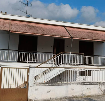 Κωδικός ακινήτου: 10-8415 – Πετρίτσι Κέντρο ΠΩΛΕΙΤΑΙ επιπλωμένη μονοκατοικία ισόγειο συνολικής επιφάνειας 80.00 τ.μ.